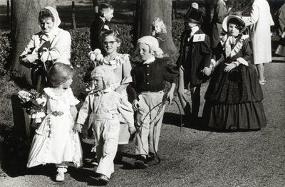 90837 Afbeelding van gekostumeerde kinderen tijdens een optocht te Haarzuilens (gemeente Vleuten-De Meern) ter ...